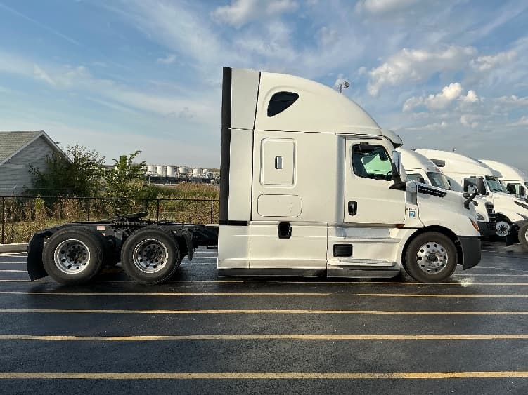 2022 Freightliner Cascadia — photo 8