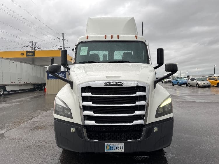 2022 Freightliner Cascadia — photo 2