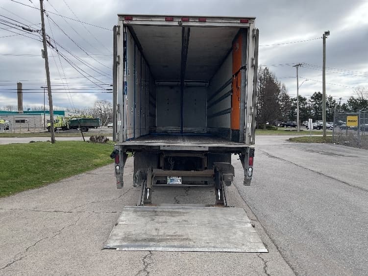 2018 Freightliner M2 106 — photo 9