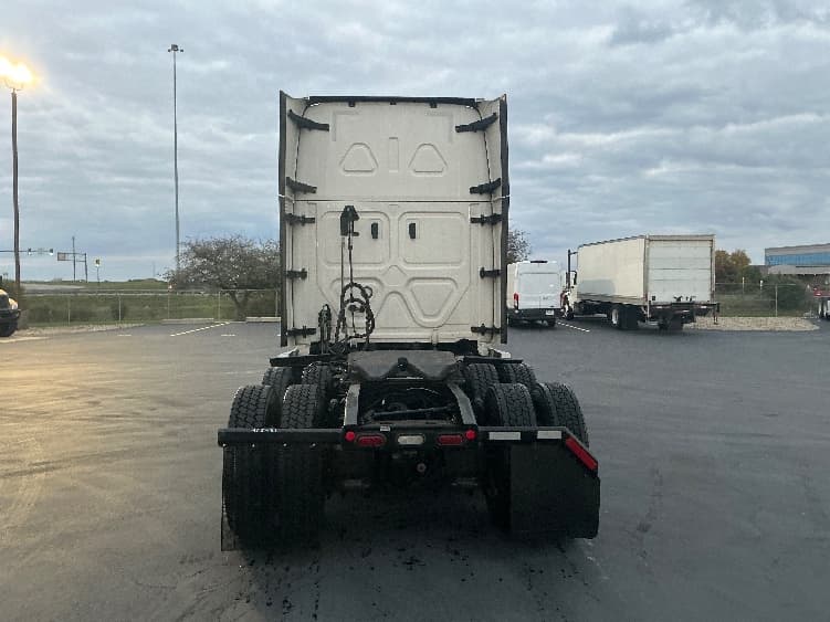2022 Freightliner Cascadia — photo 6