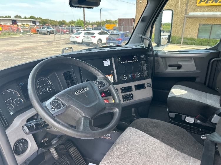 2022 Freightliner Cascadia — photo 10