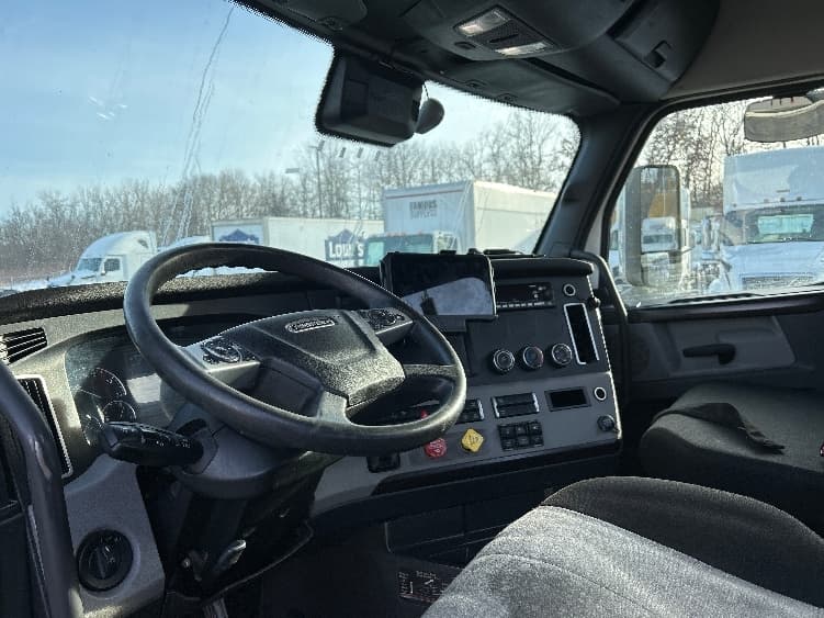 2022 Freightliner Cascadia — photo 10