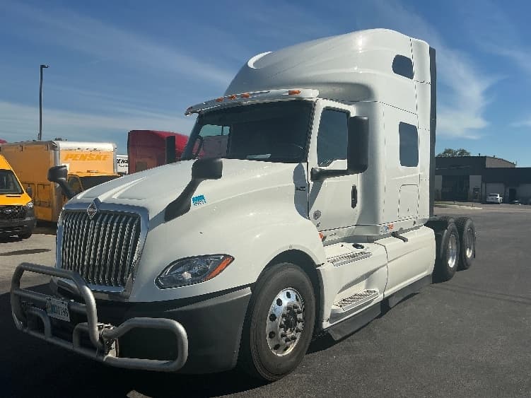 2022 International LT — photo 3