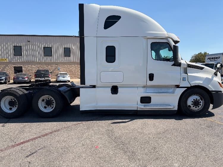2022 Freightliner Cascadia — photo 8