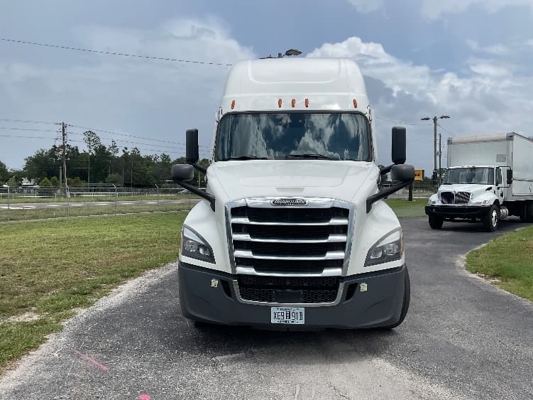 2022 Freightliner Cascadia — photo 2