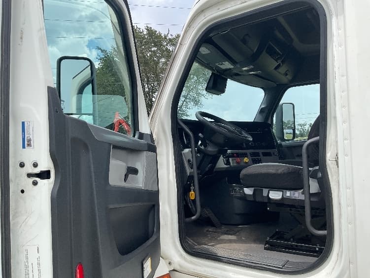 2022 Freightliner Cascadia — photo 9