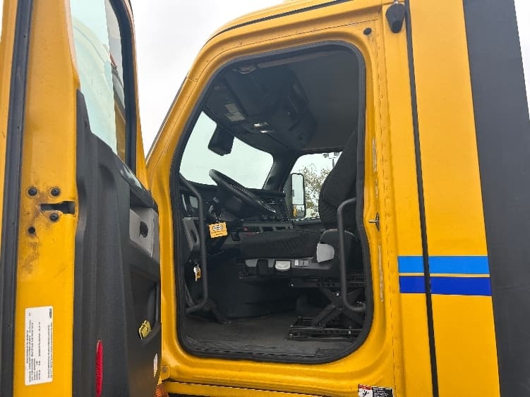 2022 Freightliner Cascadia — photo 9