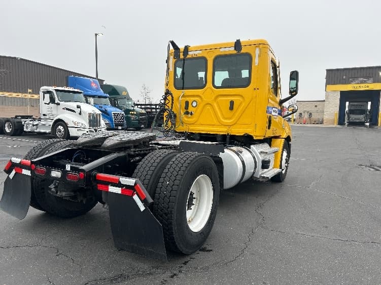 2022 Freightliner Cascadia — photo 7