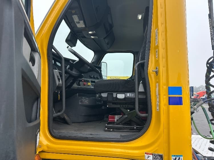 2022 Freightliner Cascadia — photo 9