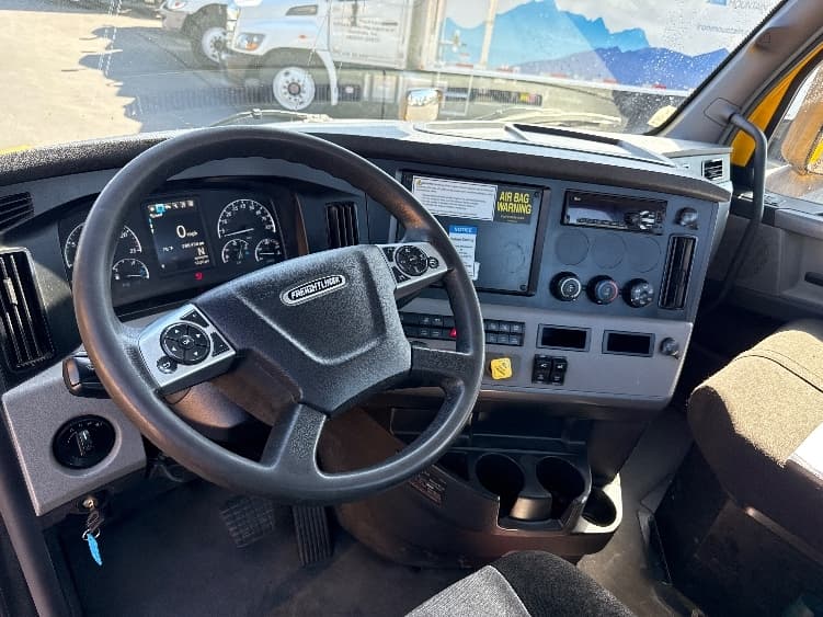 2022 Freightliner Cascadia — photo 10