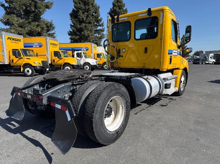 2022 Freightliner Cascadia — photo 7