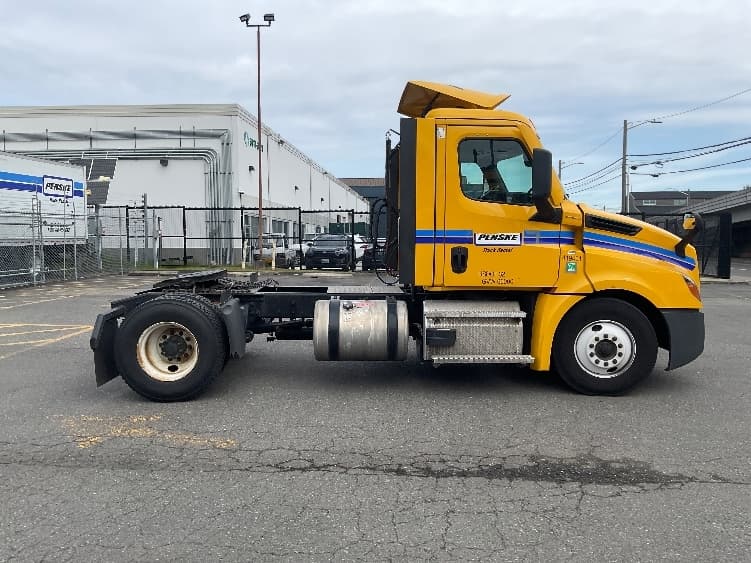 2022 Freightliner Cascadia — photo 8