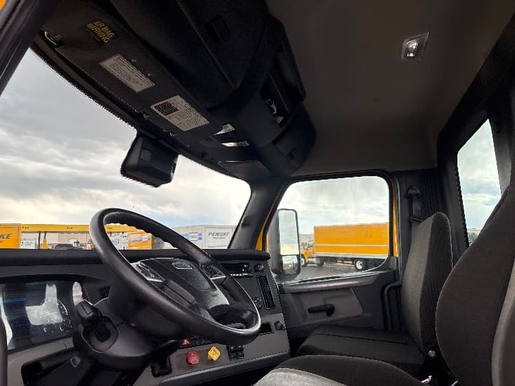 2022 Freightliner Cascadia — photo 10