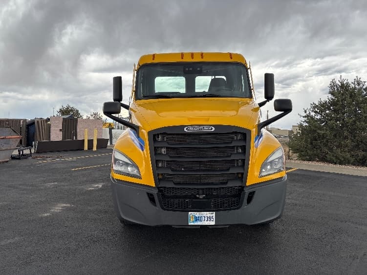 2022 Freightliner Cascadia — photo 2