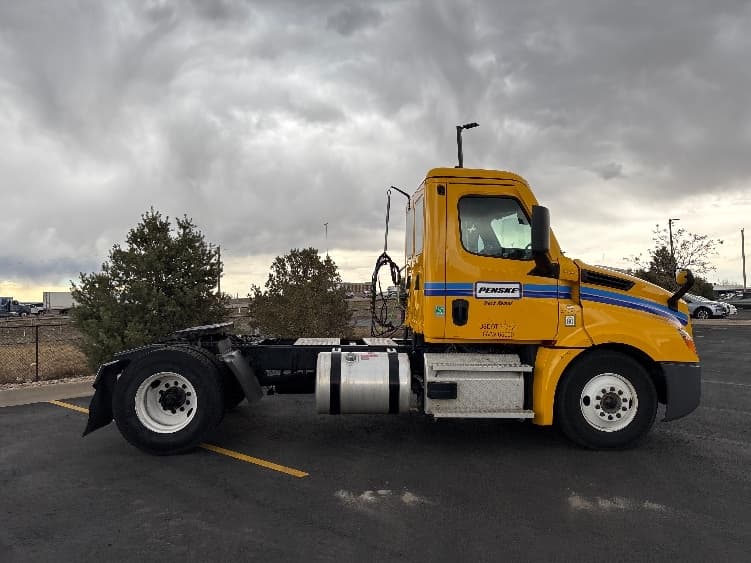 2022 Freightliner Cascadia — photo 8