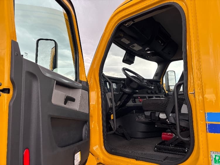 2022 Freightliner Cascadia — photo 9