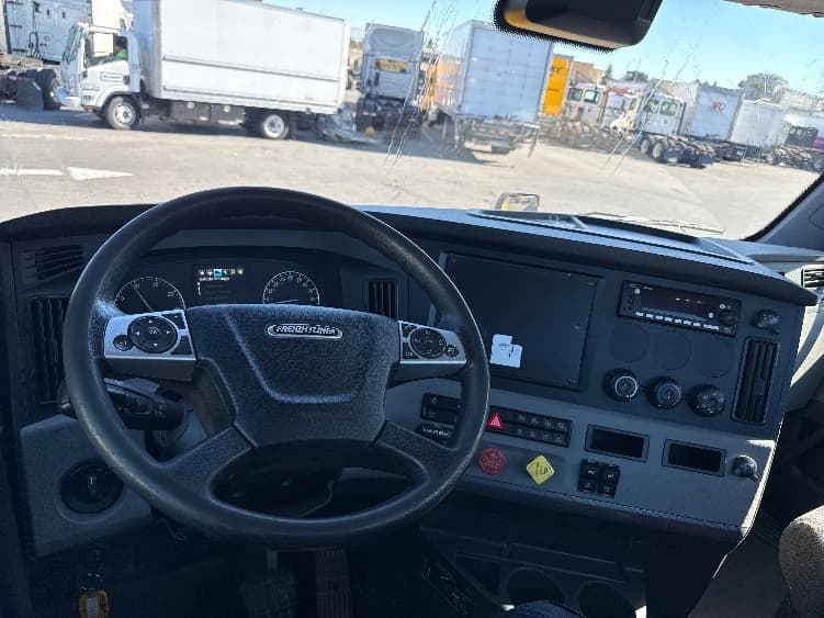 2022 Freightliner Cascadia — photo 10