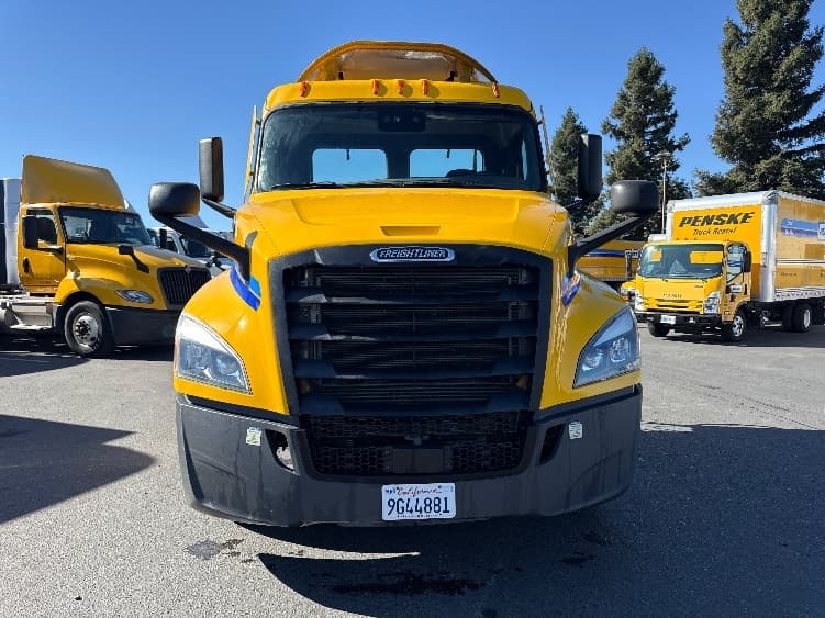 2022 Freightliner Cascadia — photo 2