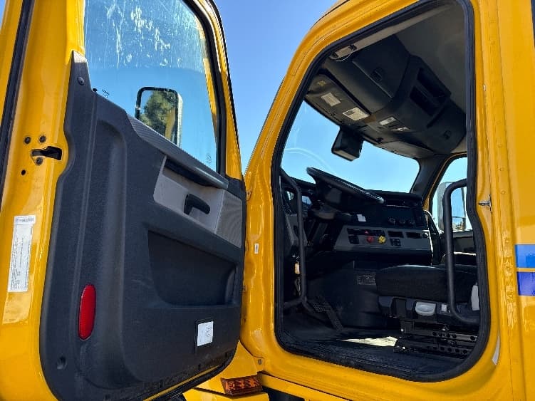 2022 Freightliner Cascadia — photo 9