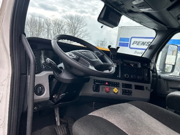 2022 Freightliner Cascadia — photo 10