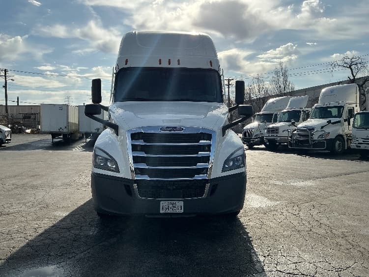 2022 Freightliner Cascadia — photo 2