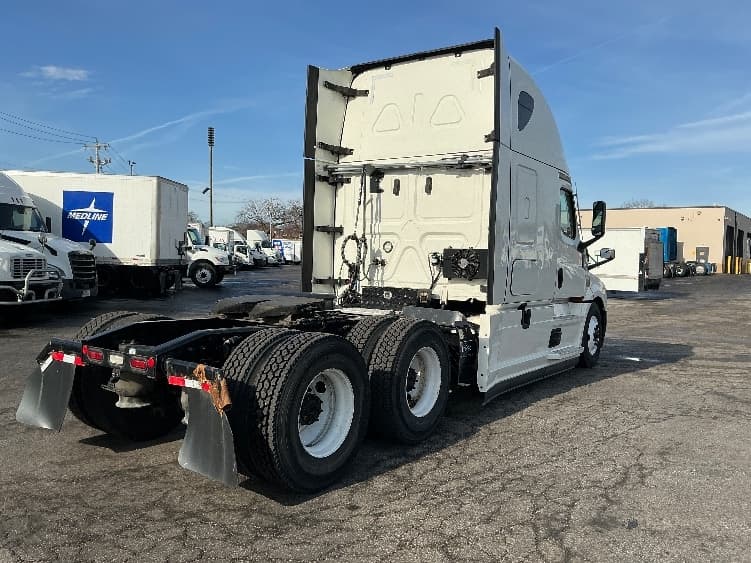 2022 Freightliner Cascadia — photo 7