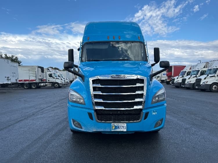 2022 Freightliner Cascadia — photo 2