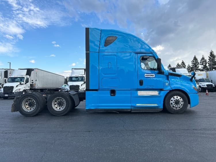 2022 Freightliner Cascadia — photo 8