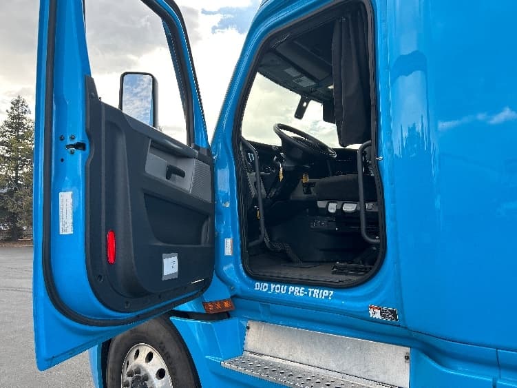 2022 Freightliner Cascadia — photo 9