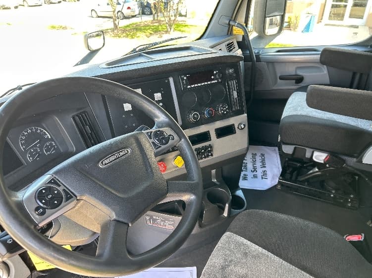 2022 Freightliner Cascadia — photo 10