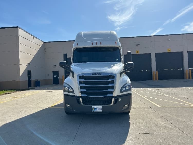 2022 Freightliner Cascadia — photo 2