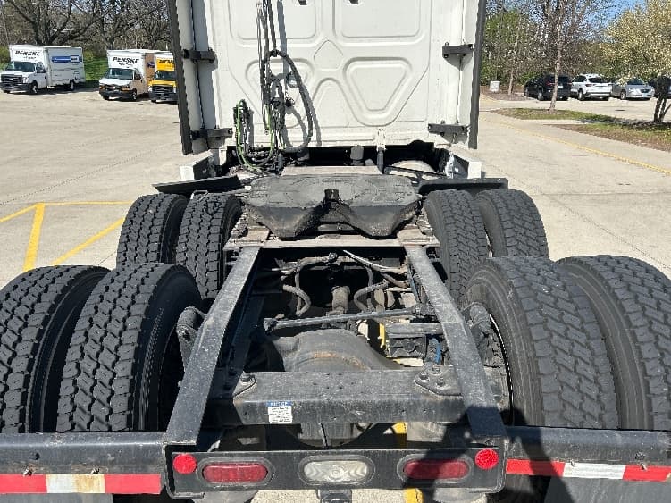 2022 Freightliner Cascadia — photo 6