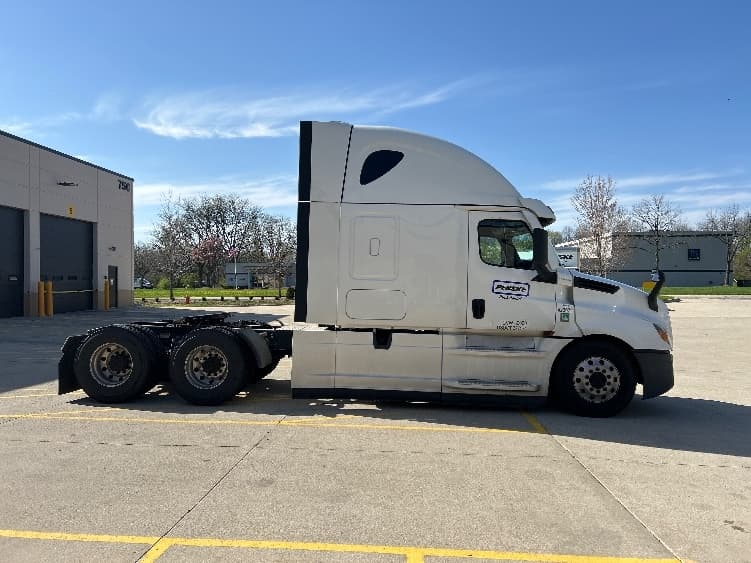 2022 Freightliner Cascadia — photo 8