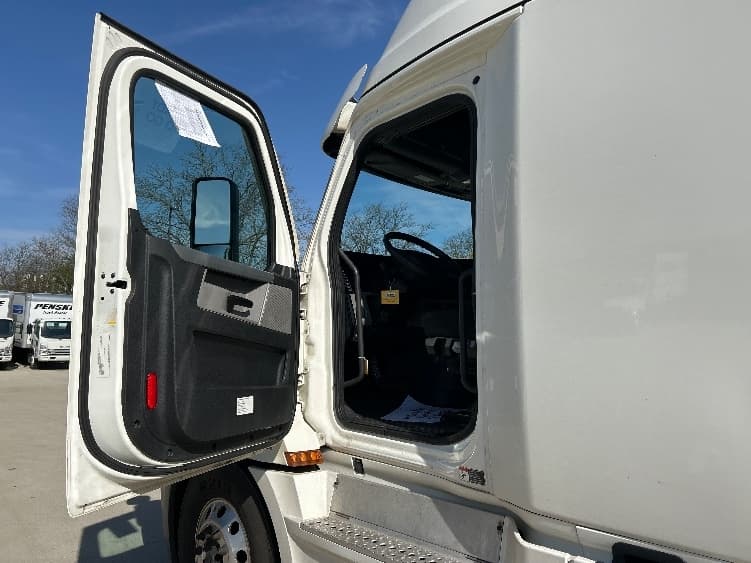 2022 Freightliner Cascadia — photo 9