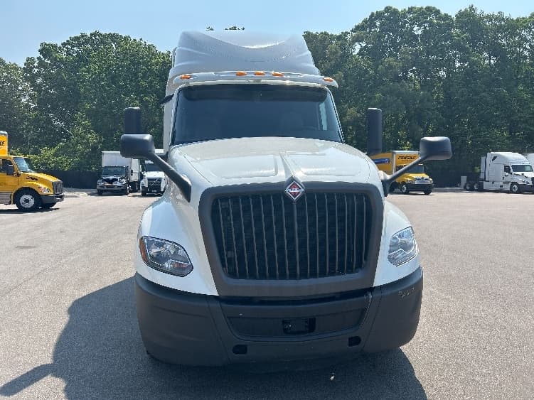 2022 International LT — photo 2