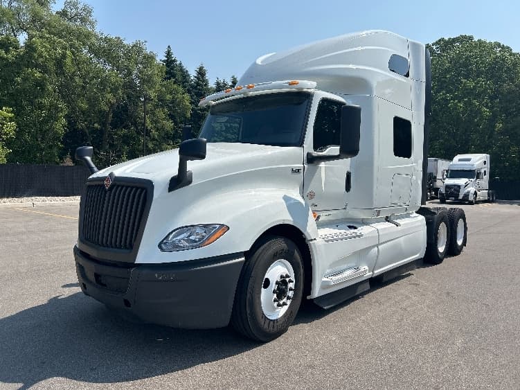 2022 International LT — photo 3