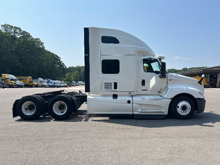 2022 International LT — photo 8