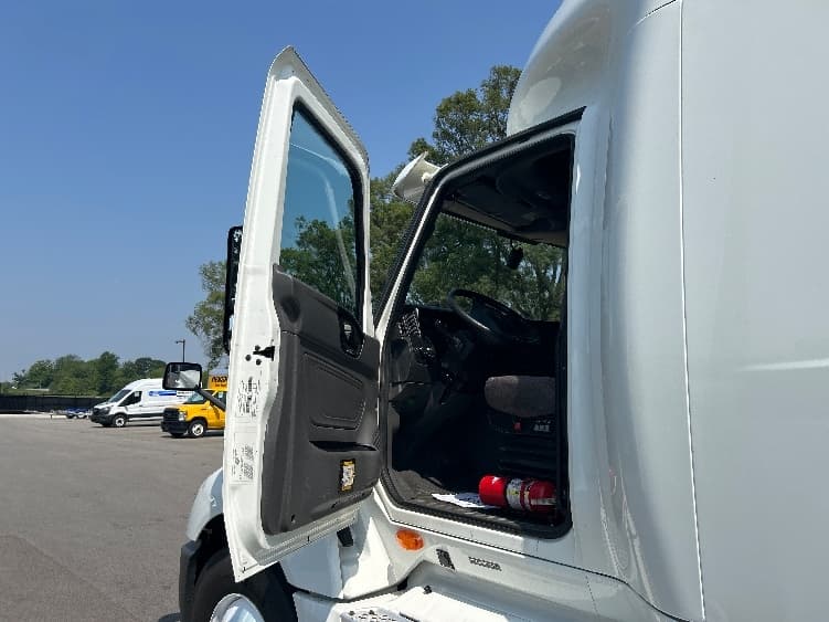 2022 International LT — photo 9