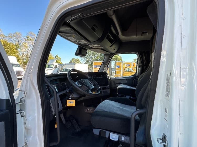 2022 Freightliner Cascadia — photo 10