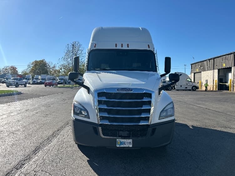 2022 Freightliner Cascadia — photo 2