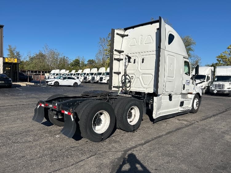 2022 Freightliner Cascadia — photo 7