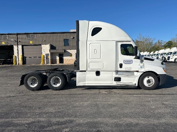 2022 Freightliner Cascadia — photo 8