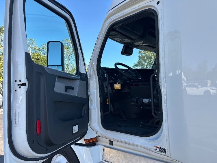 2022 Freightliner Cascadia — photo 9