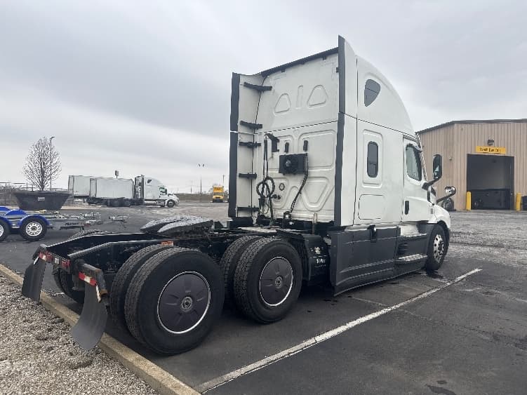 2022 Freightliner Cascadia — photo 7