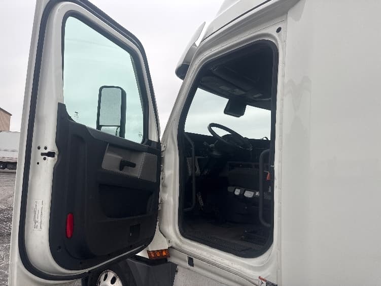 2022 Freightliner Cascadia — photo 9