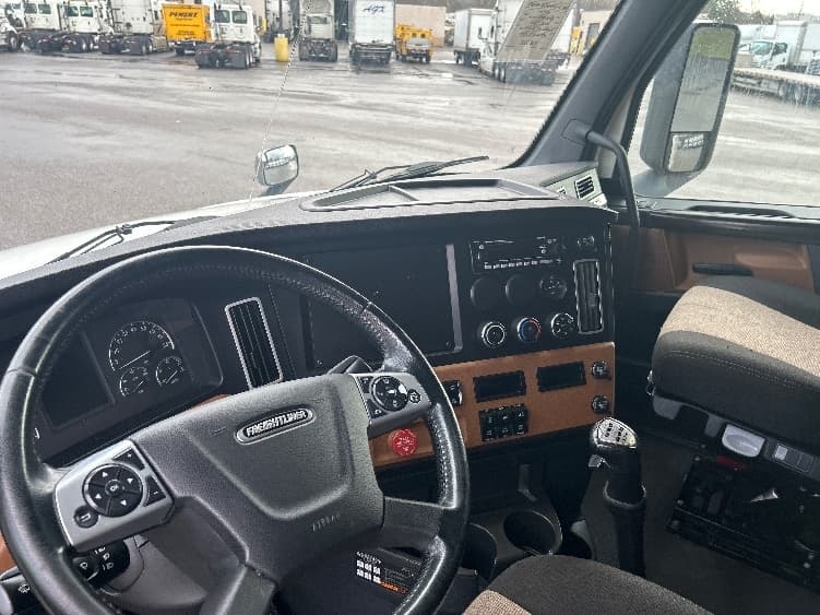2022 Freightliner Cascadia — photo 10