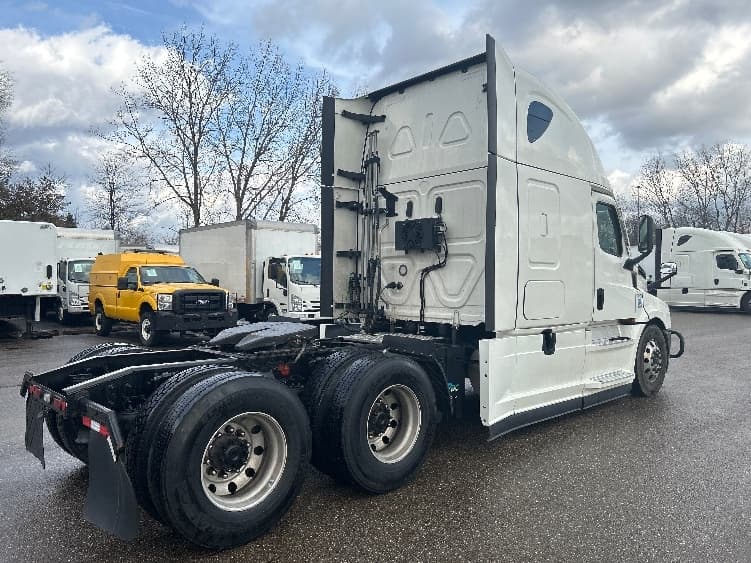 2022 Freightliner Cascadia — photo 7