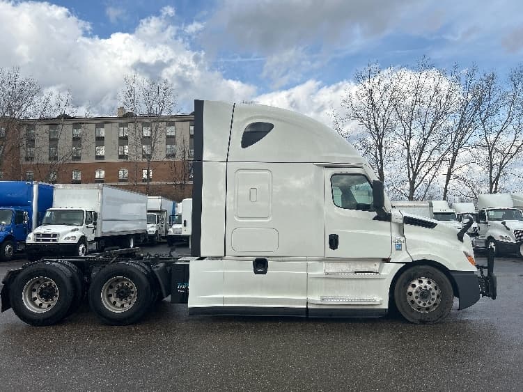 2022 Freightliner Cascadia — photo 8