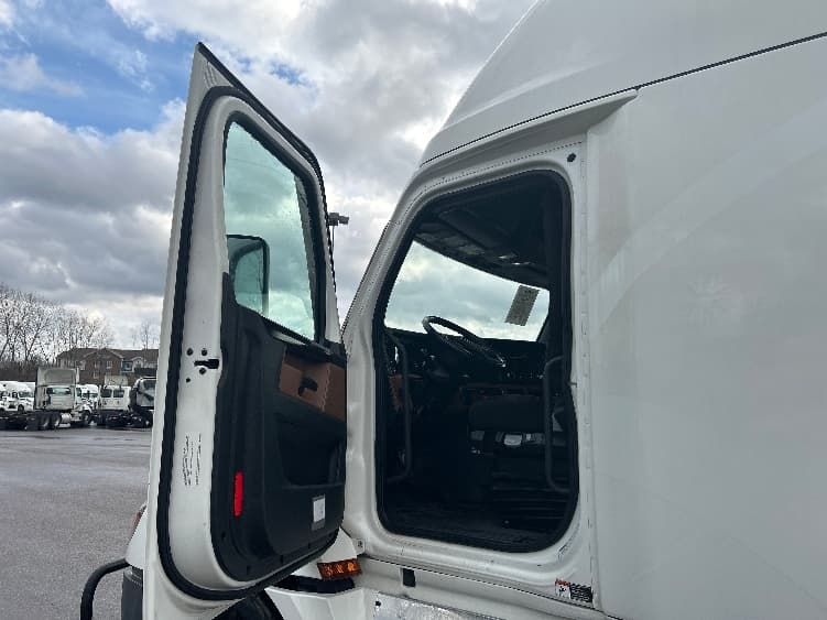 2022 Freightliner Cascadia — photo 9