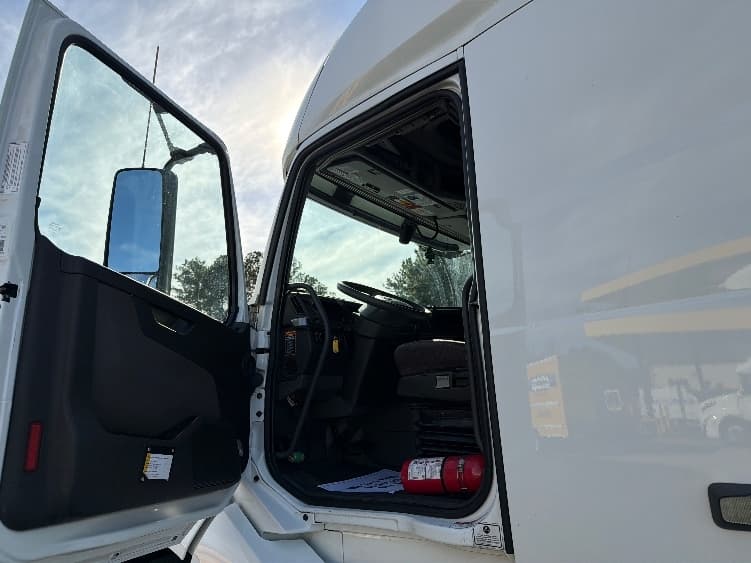 2022 Volvo VNL 760 — photo 9